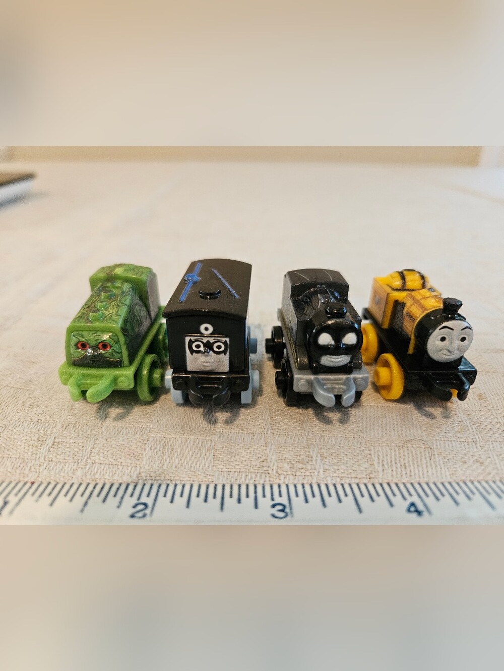 THOMAS & FRIENDS Minis Train Engine DC Super Friends, Panda And Others - Picture 2 of 9